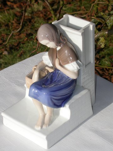 Bing & Grondahl figurine 1655 The littel match gril