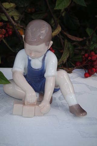 Bing & Gröndahl Figur 2306 Junge mit Pads