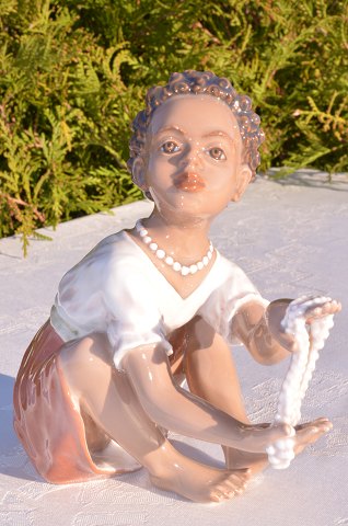 Wunderschöne Figur 1353 von Dahl Jensen Girl selling Pearls
