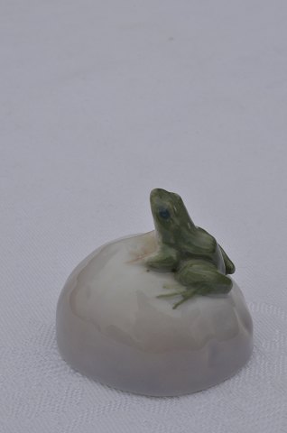 Royal Copenhagen figurine 507 Frog on stone