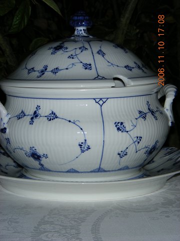 Royal Copenhagen  Blue fluted Antique soup tureen 224