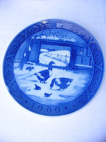 Royal Copenhagen Christmas plate from 1969 In the old Farmyrd